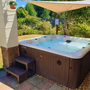 Lions Lodge: Great Location With Hot Tub , Ringwood United Kingdom